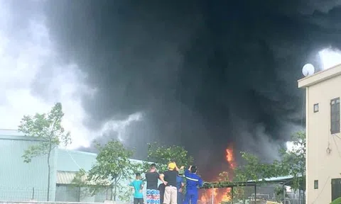 Cháy dữ dội kho chứa nhựa thông ở Quảng Ninh